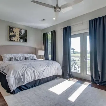 Gorgeous Home-minutes To Lower Broadway Holiday home *