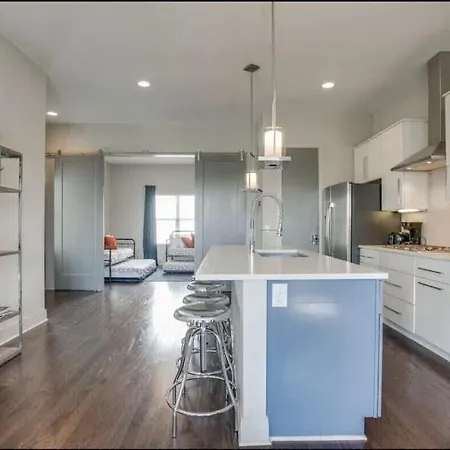 Holiday home Gorgeous Home-minutes To Lower Broadway *