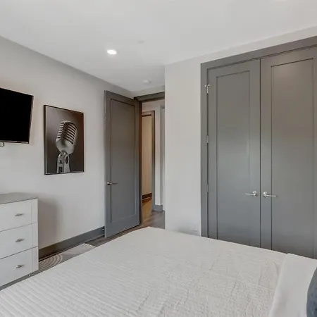6 Min To Broadway - Gym Rooftop Sleeps 8 Holiday home *