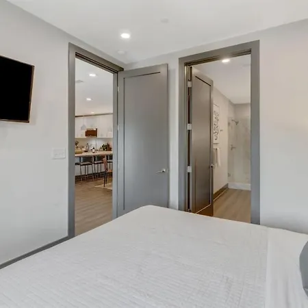 Holiday home 6 Min To Broadway - Gym Rooftop Sleeps 8 *