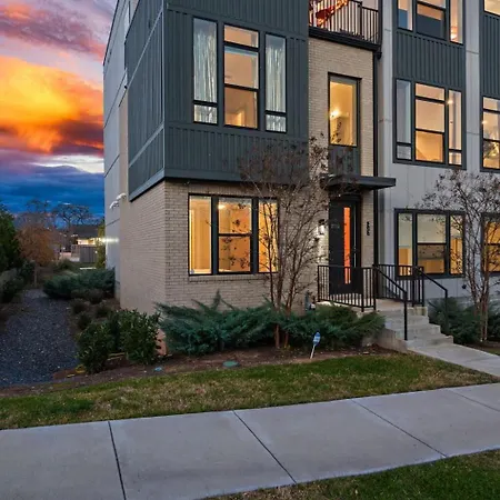 Stunning Private Rooftop Sunset Views Holiday home *
