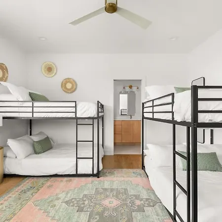 4bd Townhome East Nash With Rooftop 12ppl Holiday home *