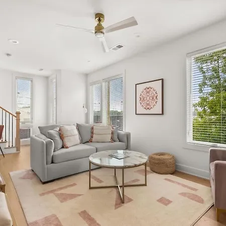 Holiday home 4bd Townhome East Nash With Rooftop 12ppl *