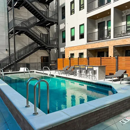 Let Er Buck On Music Row, Mins To Broadway With Pool, Gym, Balcony * Nashville