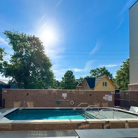 Holiday home Let Er Buck On Music Row, Mins To Broadway With Pool, Gym, Balcony *