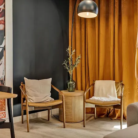 Boots On Broadway In Downtown With Parking, Pool, Gym Apartment