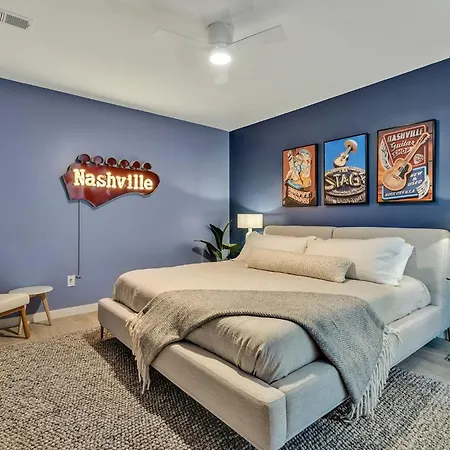Boots On Broadway In Downtown With Parking, Pool, Gym Apartment *