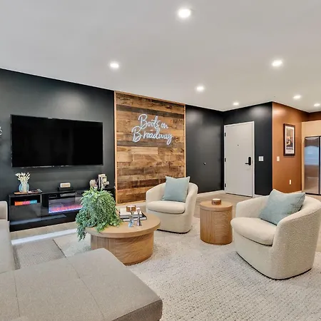 Boots On Broadway In Downtown With Parking, Pool, Gym *
