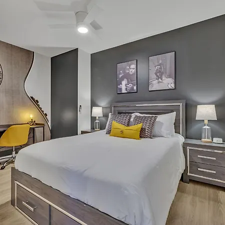 Apartment The High Note Short Walk To Broadway, Heated Pool, Gym, Parking