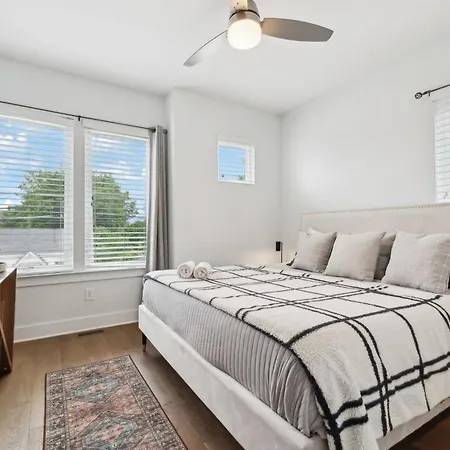 Modern 3-story Townhome W Rooftop & Views Holiday home Nashville
