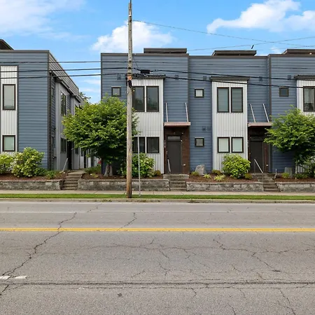Modern 3-story Townhome W Rooftop & Views Holiday home