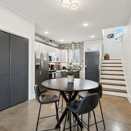 Holiday home Modern 3-story Townhome W Rooftop & Views *