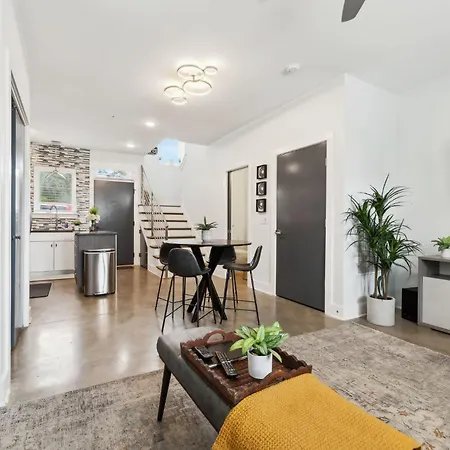 Modern 3-story Townhome W Rooftop & Views Holiday home Nashville