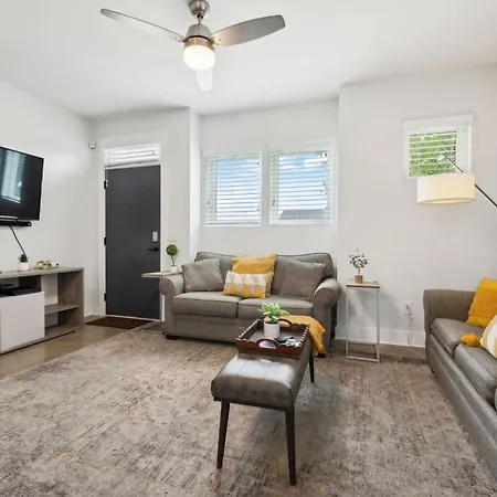 Holiday home Modern 3-story Townhome W Rooftop & Views