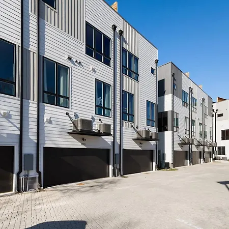 Holiday home New Iconic Duo 2 Homes & Rooftop Vibes Nashville