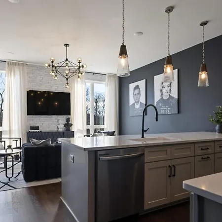 Holiday home New Iconic Duo 2 Homes & Rooftop Vibes Nashville