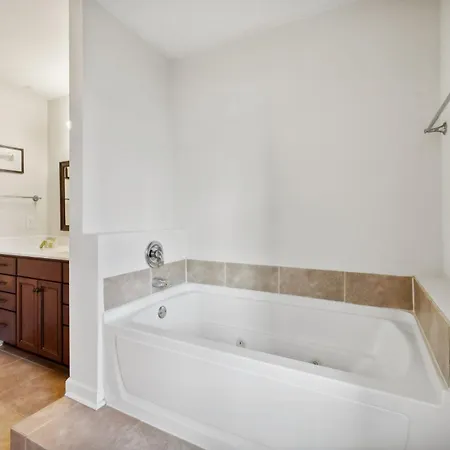Charming Vintage 3 Bedroom Townhome 30 Or Days By Skyrun Holiday home
