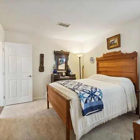 Holiday home Charming Vintage 3 Bedroom Townhome 30 Or Days By Skyrun