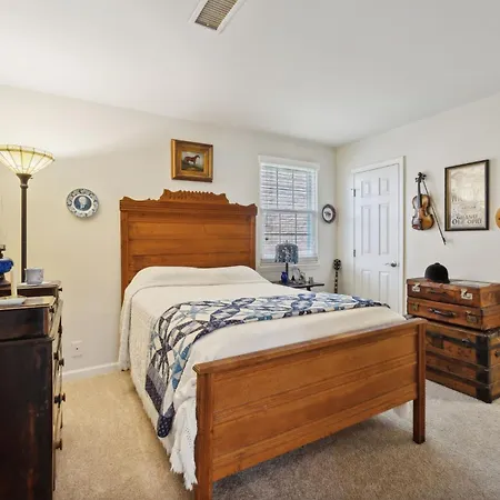 Holiday home Charming Vintage 3 Bedroom Townhome 30 Or Days By Skyrun *