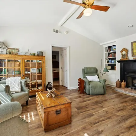 Holiday home Charming Vintage 3 Bedroom Townhome 30 Or Days By Skyrun *