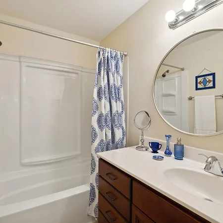 Holiday home Charming Vintage 3 Bedroom Townhome 30 Or Days By Skyrun