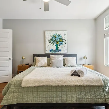 Spacious 3-story Townhome W Rooftop & Views