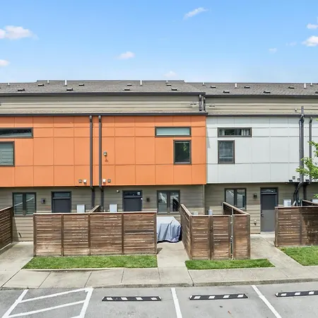 Holiday home Spacious 3-story Townhome W Rooftop & Views *