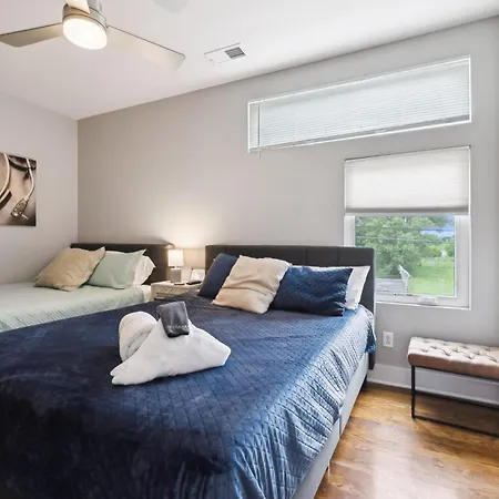 Spacious 3-story Townhome W Rooftop & Views *