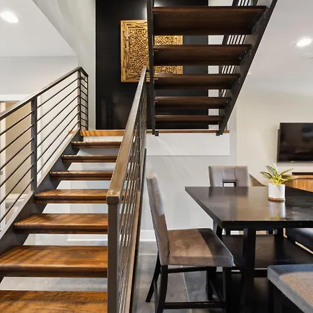 Spacious 3-story Townhome W Rooftop & Views Holiday home *