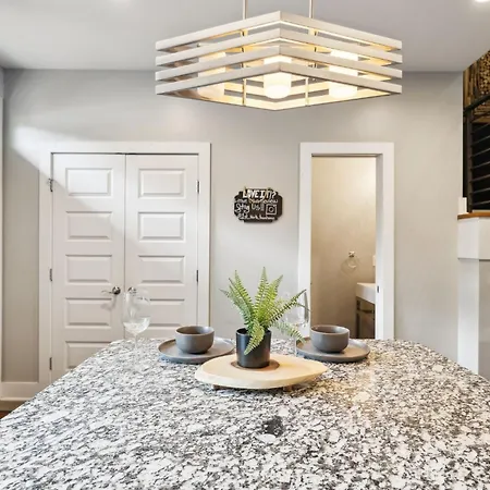 Spacious 3-story Townhome W Rooftop & Views Holiday home Nashville