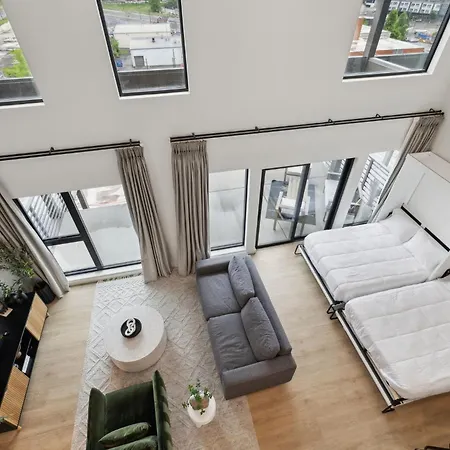 Beverly Nash Downtown, Incredible Skyline Views, Walk To Broadway! Holiday home