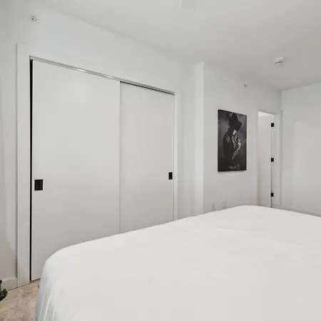Beverly Nash Downtown, Incredible Skyline Views, Walk To Broadway! *