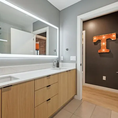 Apartment Walk To Broadway From Whiskey Glasses, Bach Party Approved With Pool And Gym Nashville