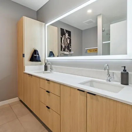 Apartment Walk To Broadway From Whiskey Glasses, Bach Party Approved With Pool And Gym