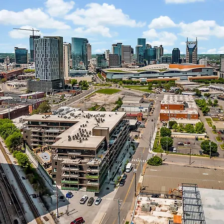 Walk To Broadway From Whiskey Glasses, Bach Party Approved With Pool And Gym Apartment Nashville
