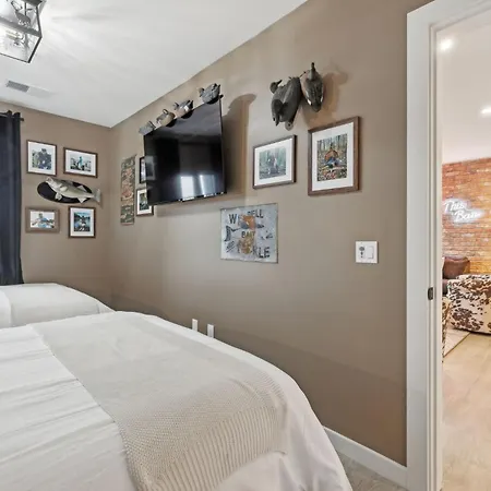 Walk To Broadway From Whiskey Glasses, Bach Party Approved With Pool And Gym Apartment