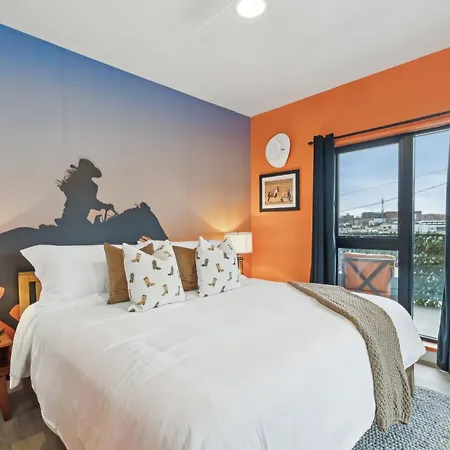 Walk To Broadway From Whiskey Glasses, Bach Party Approved With Pool And Gym Apartment