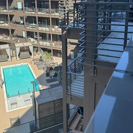 Diamonds Are Forever Walk To Broadway Pool And Gym Apartment