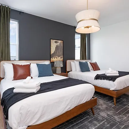 Holiday home Trillium-3 Unit Combo-private Decks-near Broadway