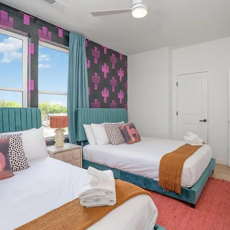 Trillium-3 Unit Combo-private Decks-near Broadway Holiday home *