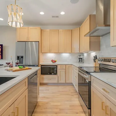 Holiday home Trillium-3 Unit Combo-private Decks-near Broadway *