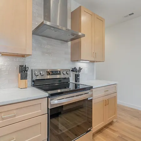 Trillium-3 Unit Combo-private Decks-near Broadway *