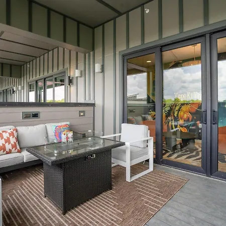 Holiday home Trillium-3 Unit Combo-private Decks-near Broadway