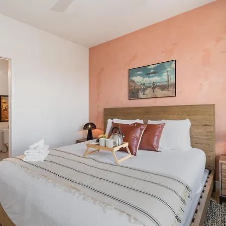 Holiday home Trillium-3 Unit Combo-private Decks-near Broadway *