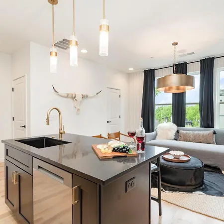 Trillium-3 Unit Combo-private Decks-near Broadway Holiday home *