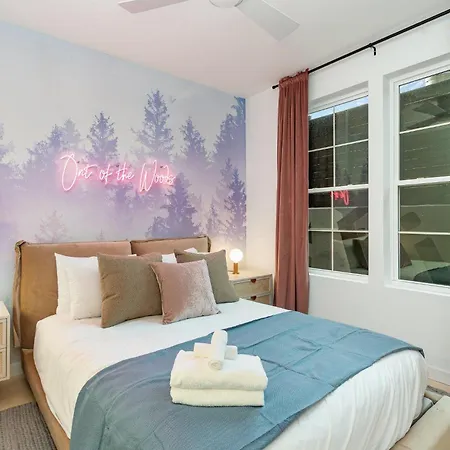 Holiday home Trillium-3 Unit Combo-private Decks-near Broadway *
