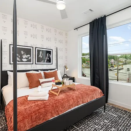 Holiday home Trillium-3 Unit Combo-private Decks-near Broadway