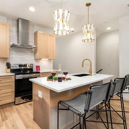 Holiday home Trillium-3 Unit Combo-private Decks-near Broadway *