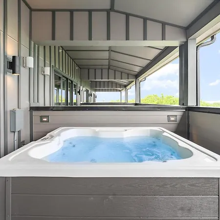 Round-up - Private Deck/hot Tub - 7 Mins Broadway *