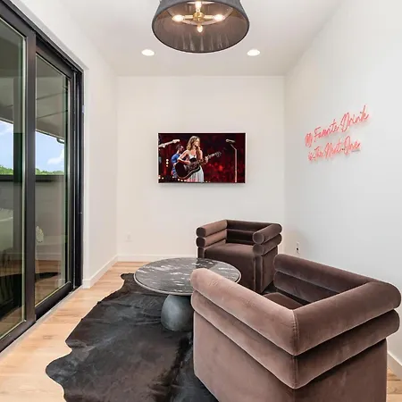 Holiday home Quadra-4 Unit Combo-rooftop Decks-mins To Broadway